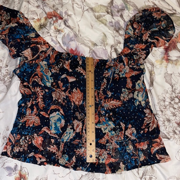 Women’s Express Floral Ruffle Sleeve Crop Top - Picture 5 of 6